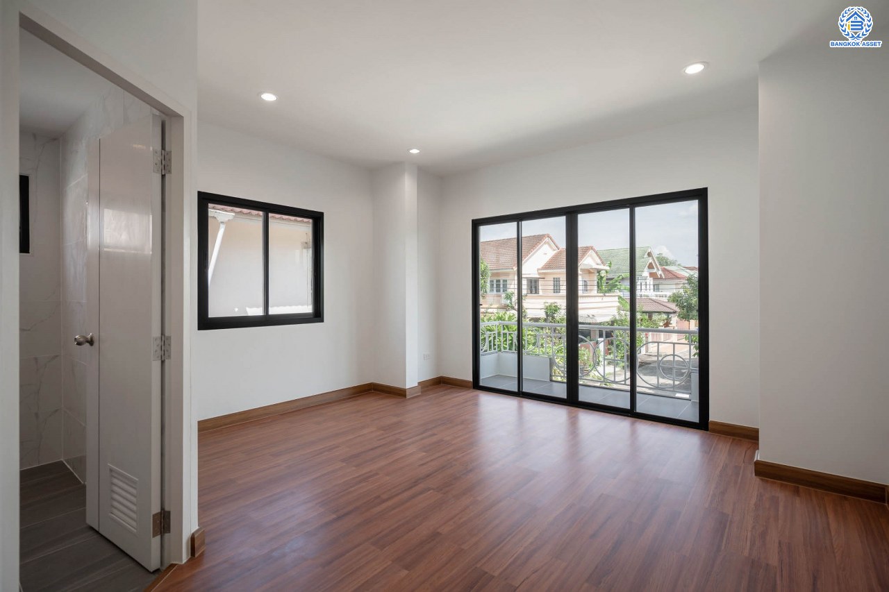 บ้านมือสองตกแต่งใหม่ โครงการ บ้านสวนดอกไม้ ปิ่นเกล้า เนื้อที่ 72.7 ตร.ว. บนพื้นที่ใช้สอยถึง 202 ตร.ม. ฟังก์ชันจัดเต็ม 3 ห้องนอน 3 ห้องน้ำ จอดรถได้ 4 คัน บนทำเลเชื่อมต่อเมืองอย่างรวดเร็ว ใกล้ทางคู่ขนานลอยฟ้าบรมราชชนนี ทางด่วน "กาญจนาภิเษก" ม.มหิดล และเซ็นทรัลปิ่นเกล้า